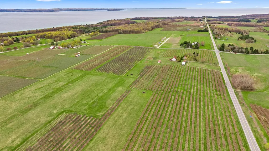 17835 Center Road Peninsula Township MI 49686