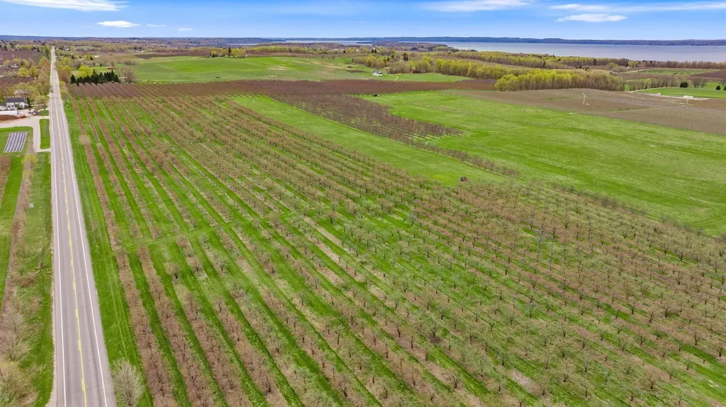 17835 Center Road Peninsula Township MI 49686