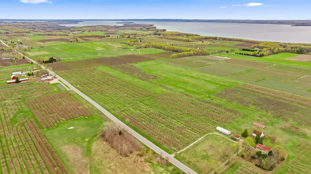 17835 Center Road Peninsula Township MI 49686