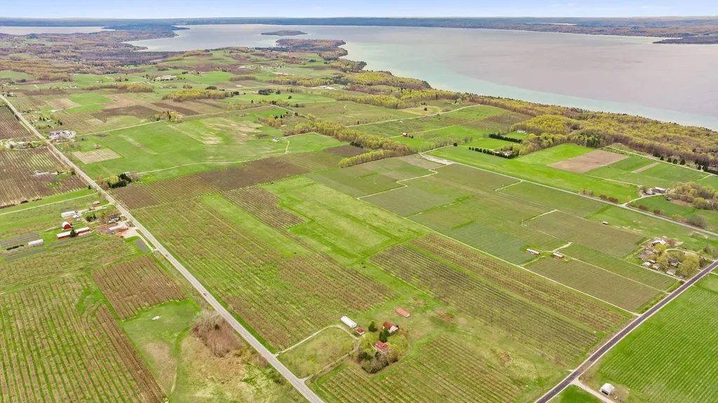 17835 Center Road Peninsula Township MI 49686
