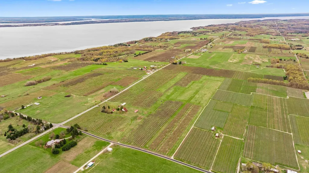 17835 Center Road Peninsula Township MI 49686