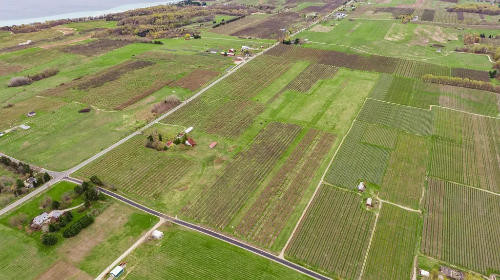 17835 Center Road Peninsula Township MI 49686