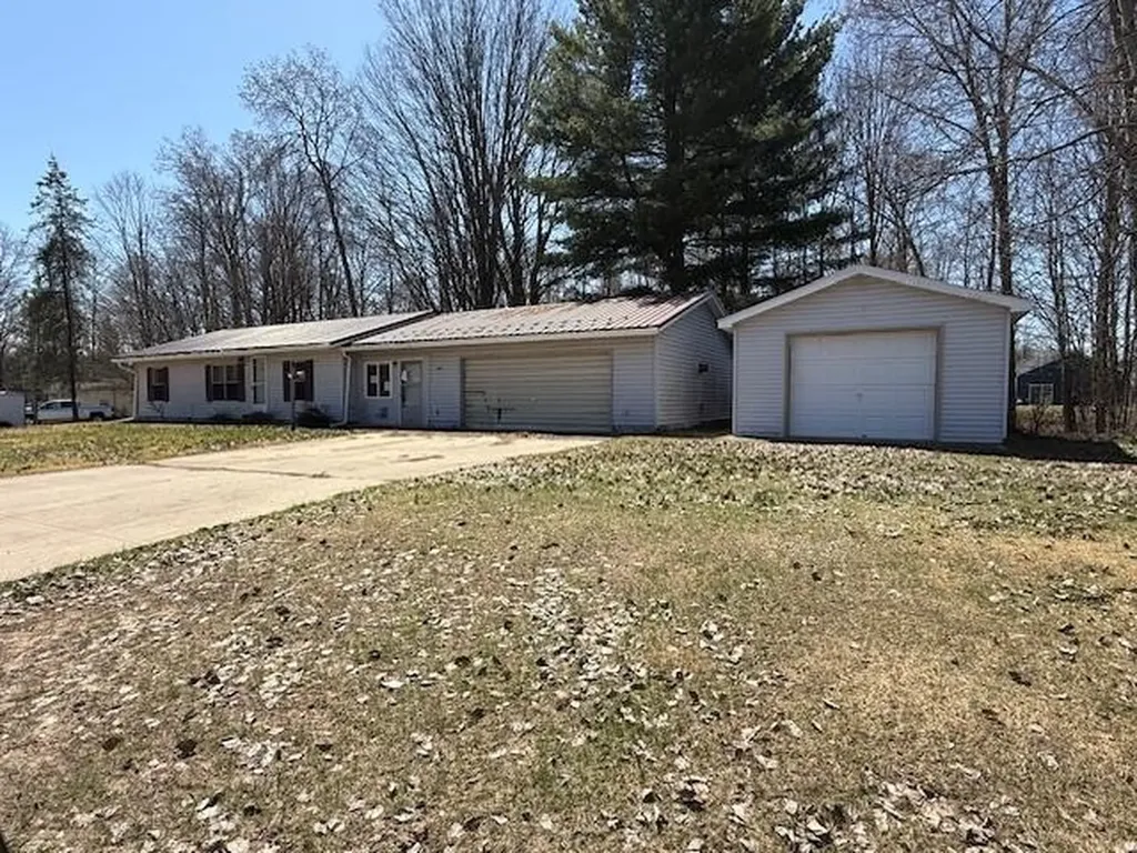 559 Gitchegumee Drive Hanover Township MI 49620
