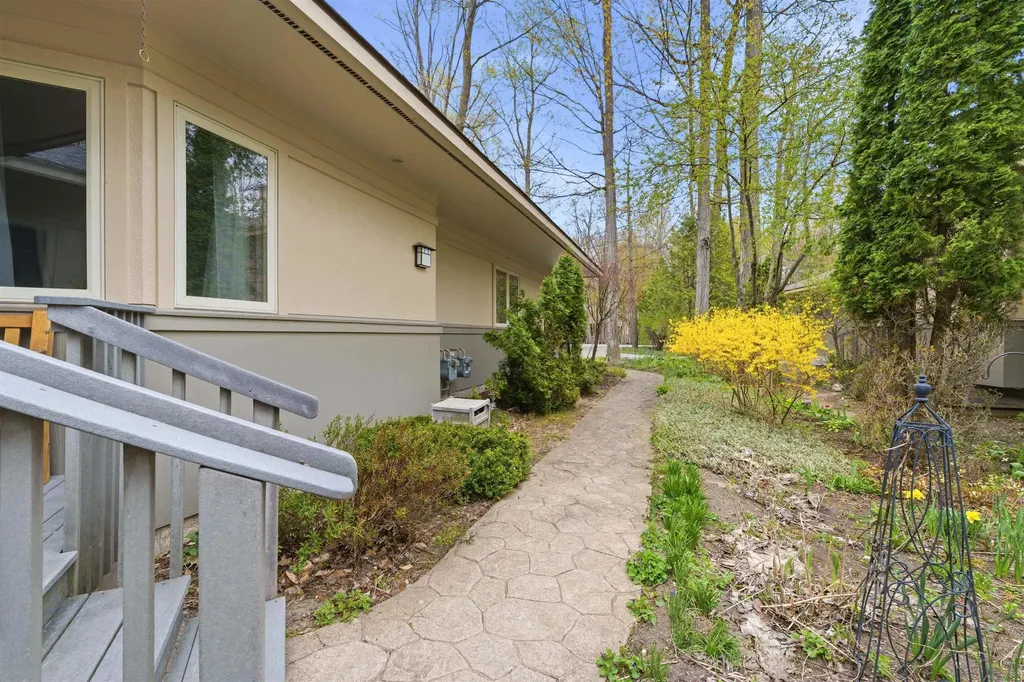 12055 S Woodwinds Circle Elmwood Charter Township MI 49684