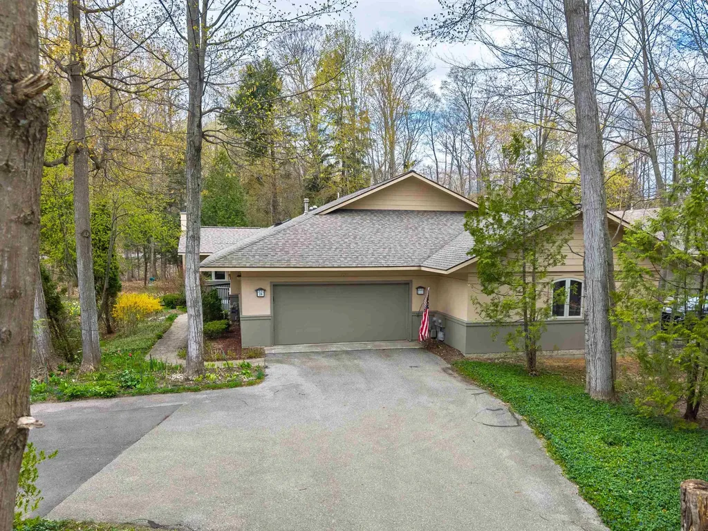 12055 S Woodwinds Circle Elmwood Charter Township MI 49684