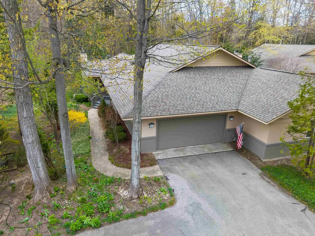 12055 S Woodwinds Circle Elmwood Charter Township MI 49684
