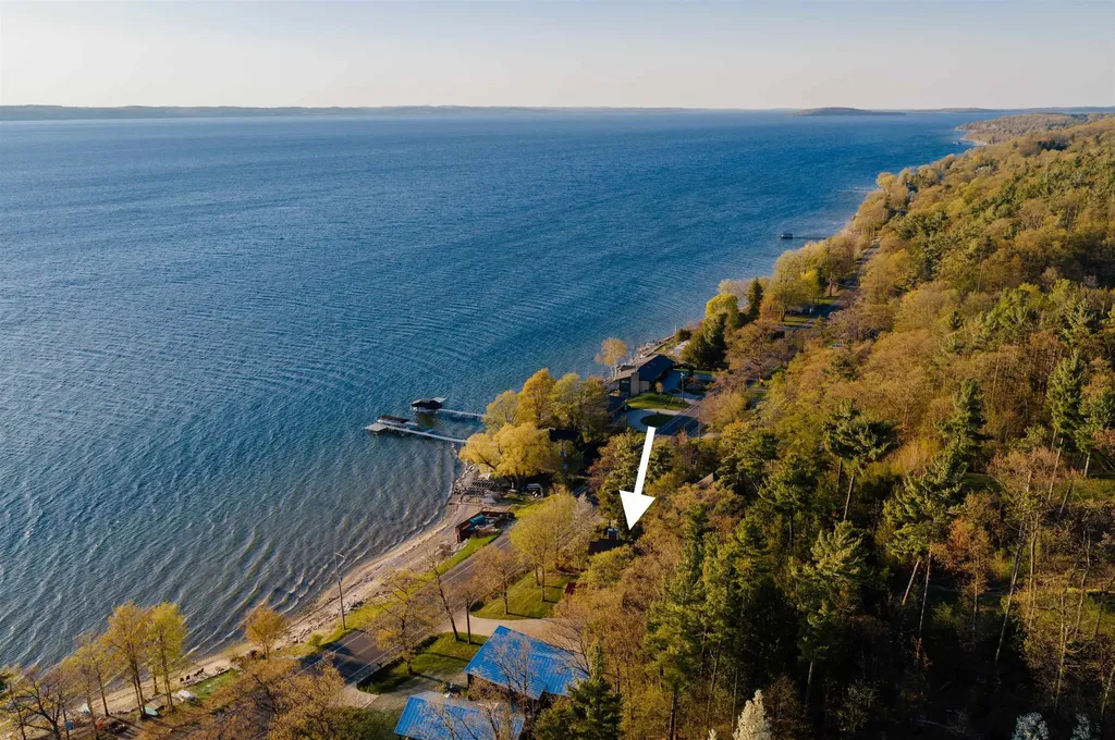 6860 Peninsula Drive Peninsula Township MI 49686
