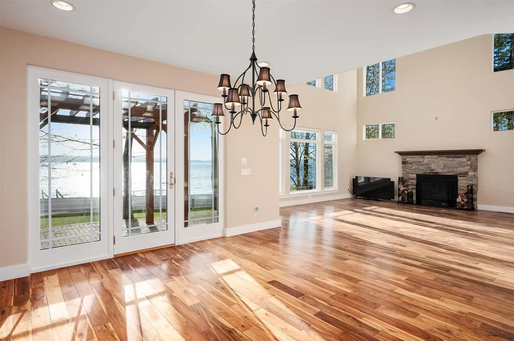 6860 Peninsula Drive Peninsula Township MI 49686