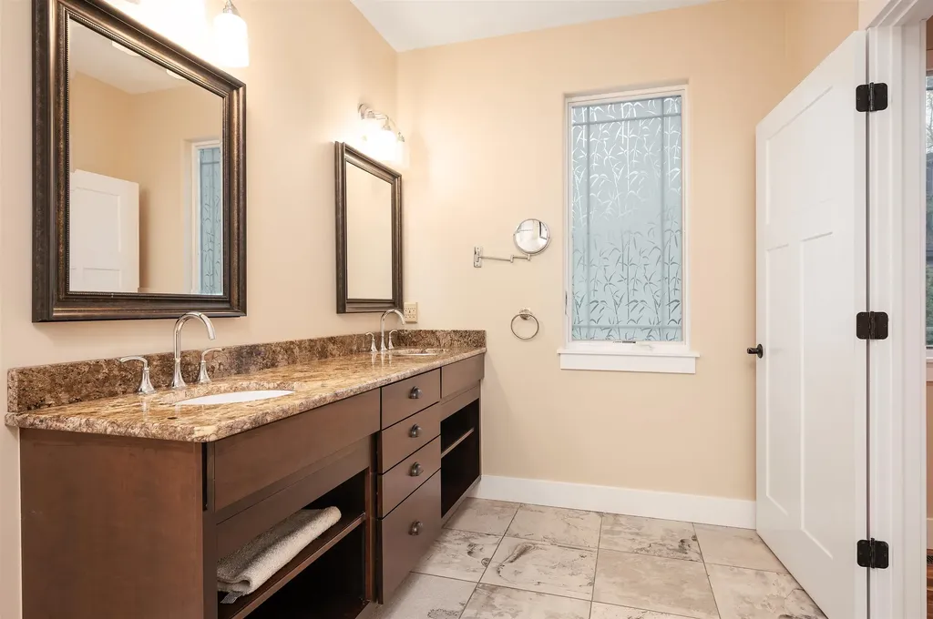 6860 Peninsula Drive Peninsula Township MI 49686
