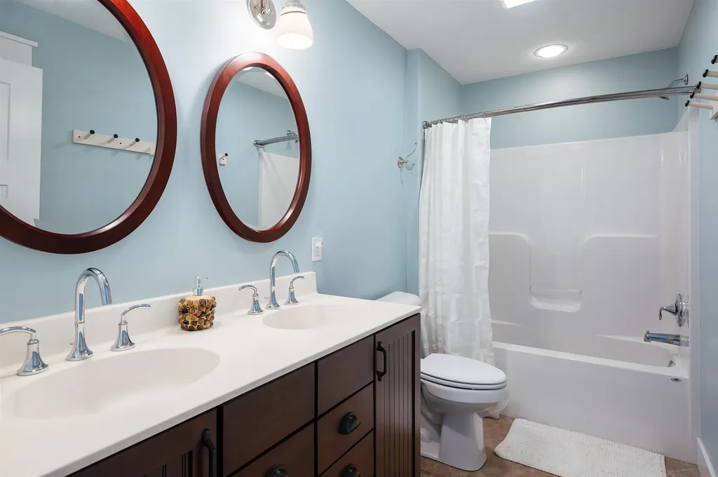 6860 Peninsula Drive Peninsula Township MI 49686