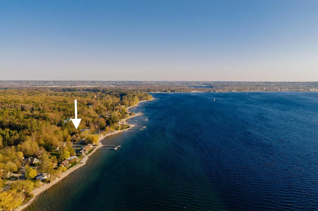 6860 Peninsula Drive Peninsula Township MI 49686