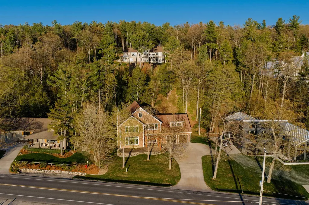 6860 Peninsula Drive Peninsula Township MI 49686