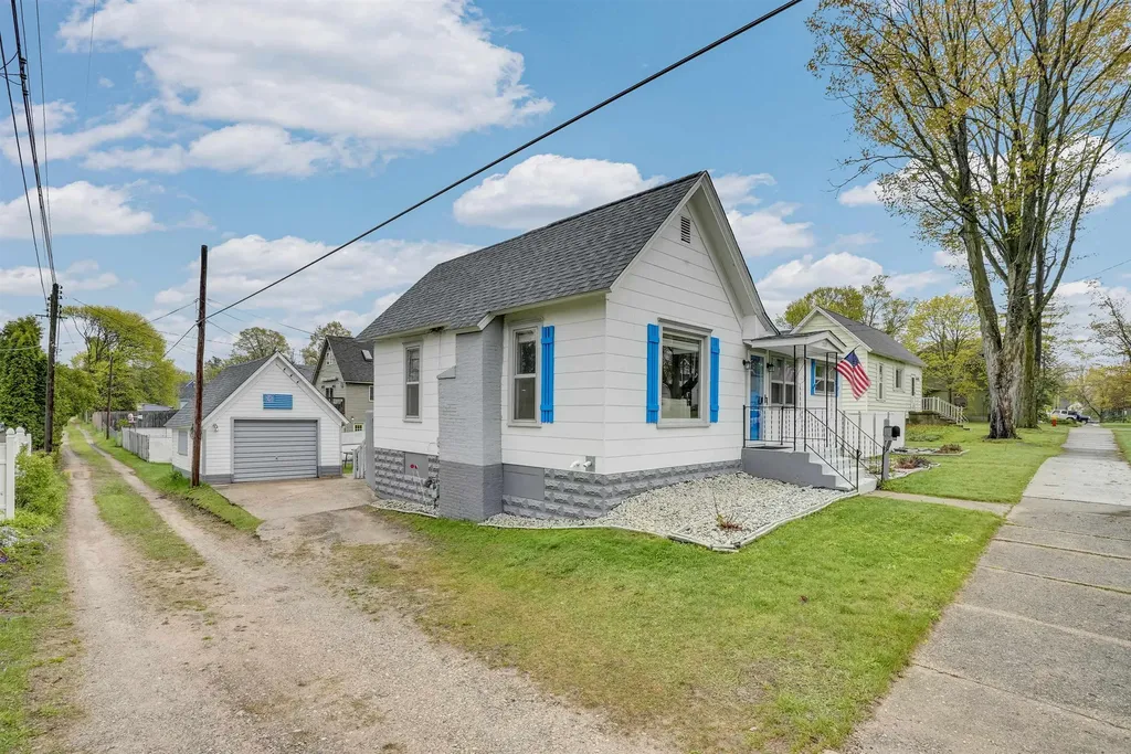 208 Blodgett Cadillac City MI 49601