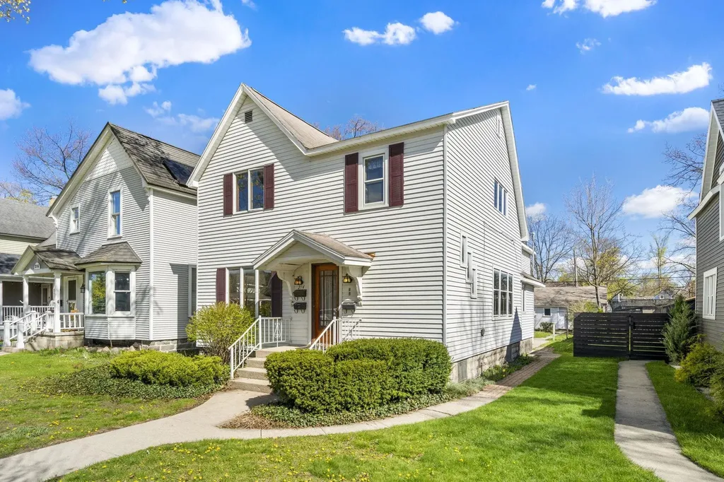 214 W Tenth Street Traverse City City MI 49684