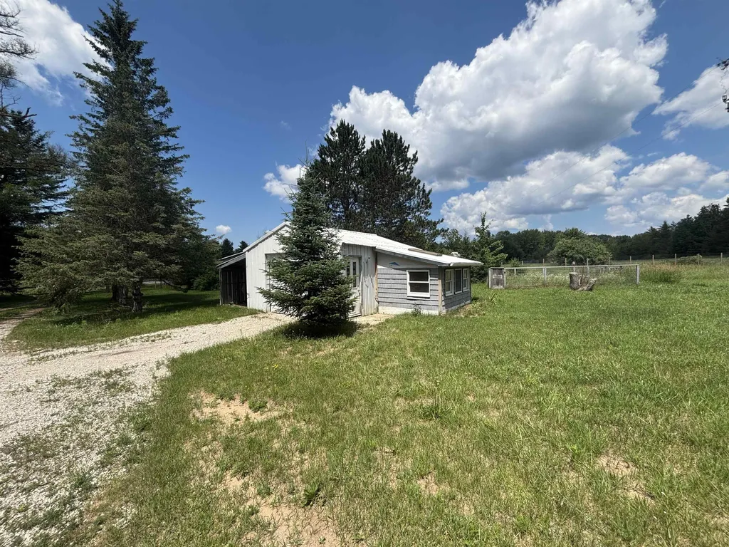 6215 S Garfield Road, S Paradise Township MI 49649