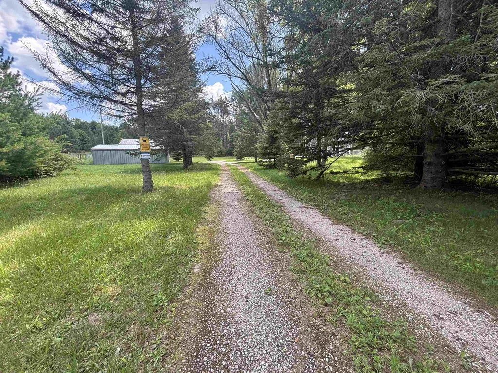 6215 S Garfield Road, S Paradise Township MI 49649