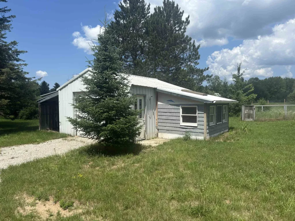 6215 S Garfield Road, S Paradise Township MI 49649