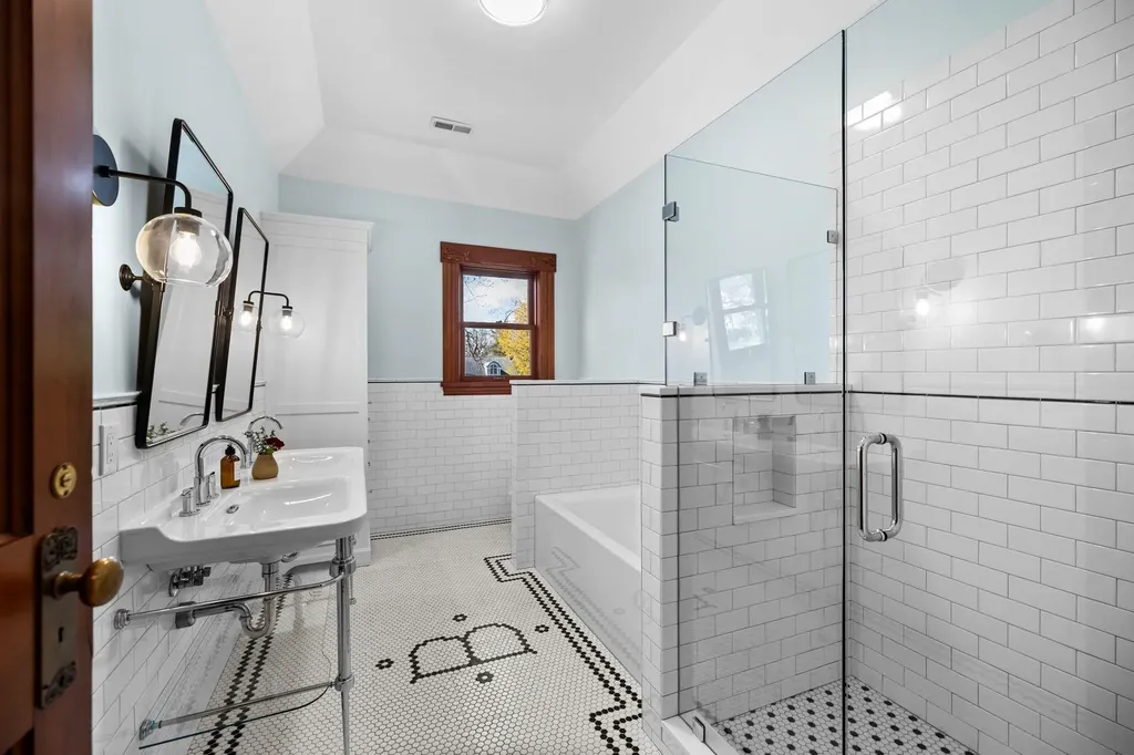 229 Wellington Street Traverse City City MI 49686