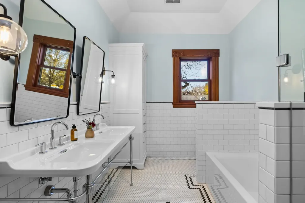 229 Wellington Street Traverse City City MI 49686