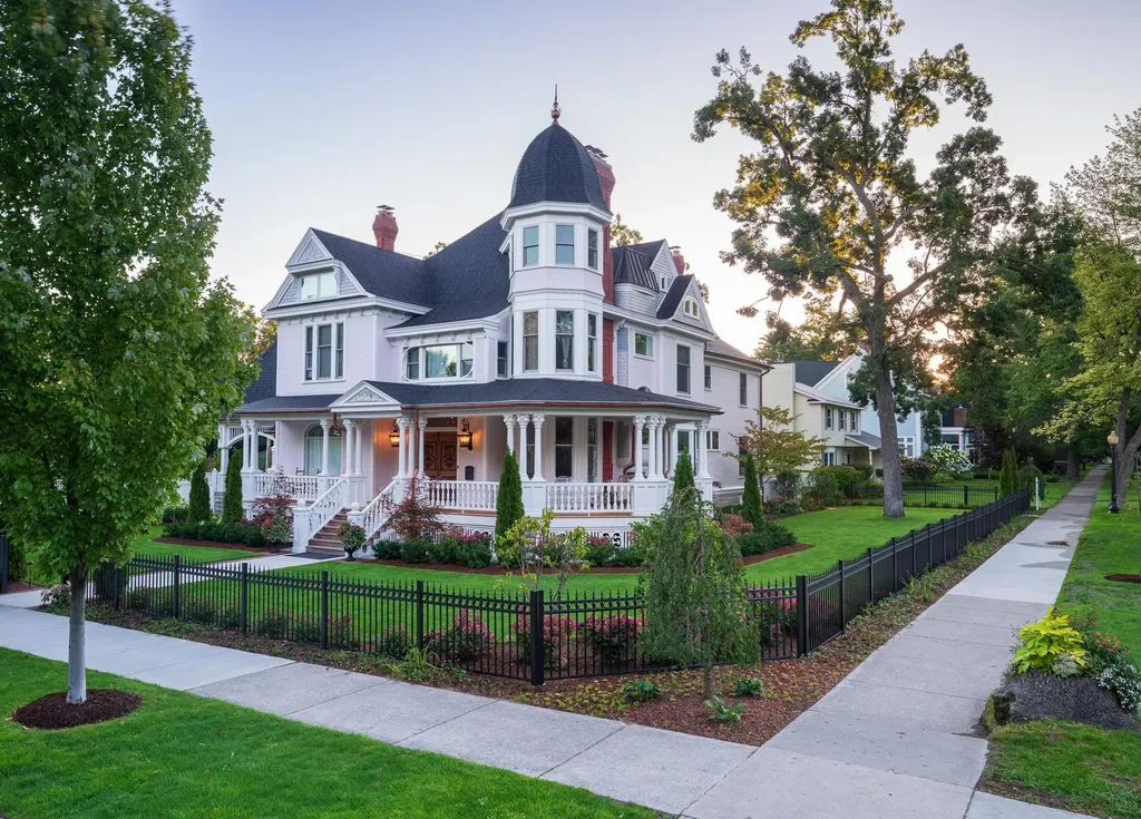 229 Wellington Street Traverse City City MI 49686