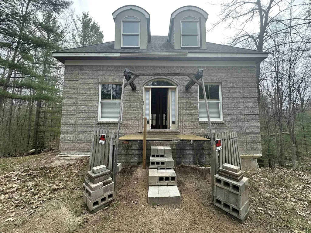 2088 E Higgins Lake Drive Gerrish Township MI 48653