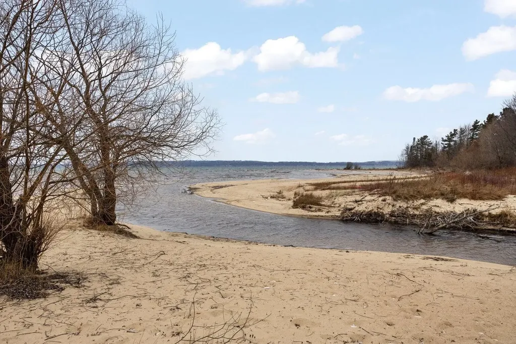 5663 Creeks Crossing Acme Township MI 49690