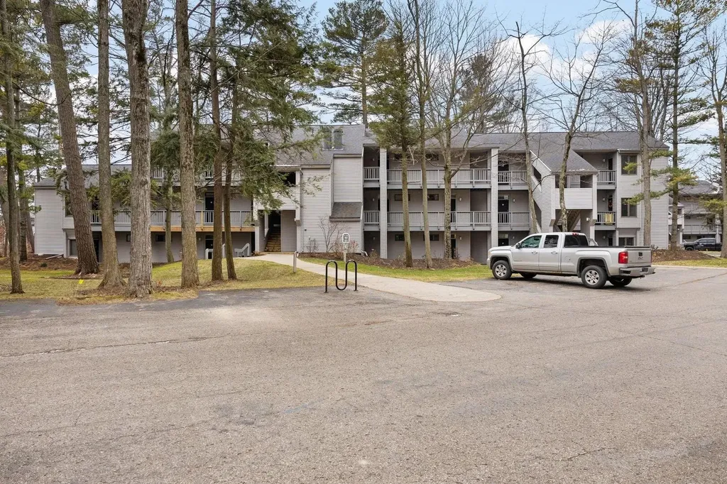 5663 Creeks Crossing Acme Township MI 49690