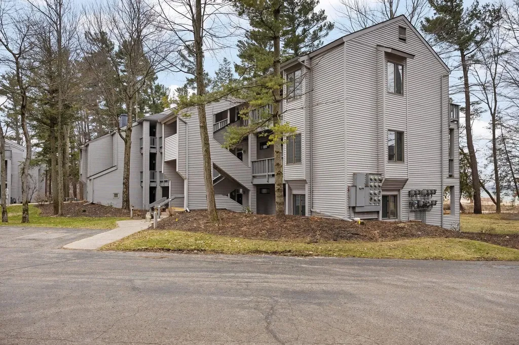5663 Creeks Crossing Acme Township MI 49690