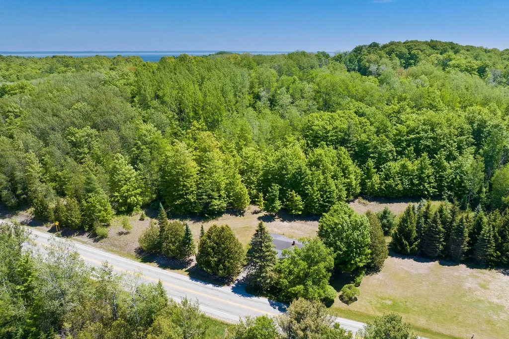 9364 N Manitou Trail Unknown City MI 49670