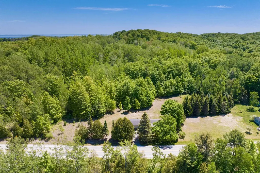 9364 N Manitou Trail Unknown City MI 49670