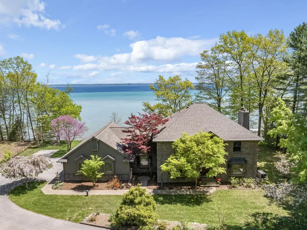 17744 Smokey Hollow Road Peninsula Township MI 49686