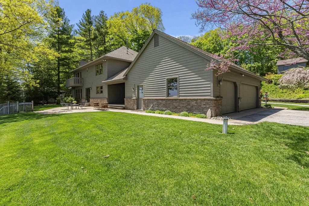 17744 Smokey Hollow Road Peninsula Township MI 49686