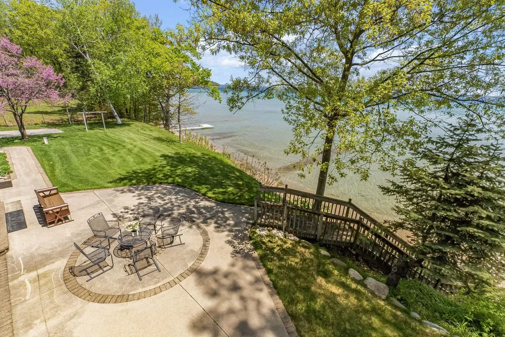 17744 Smokey Hollow Road Peninsula Township MI 49686