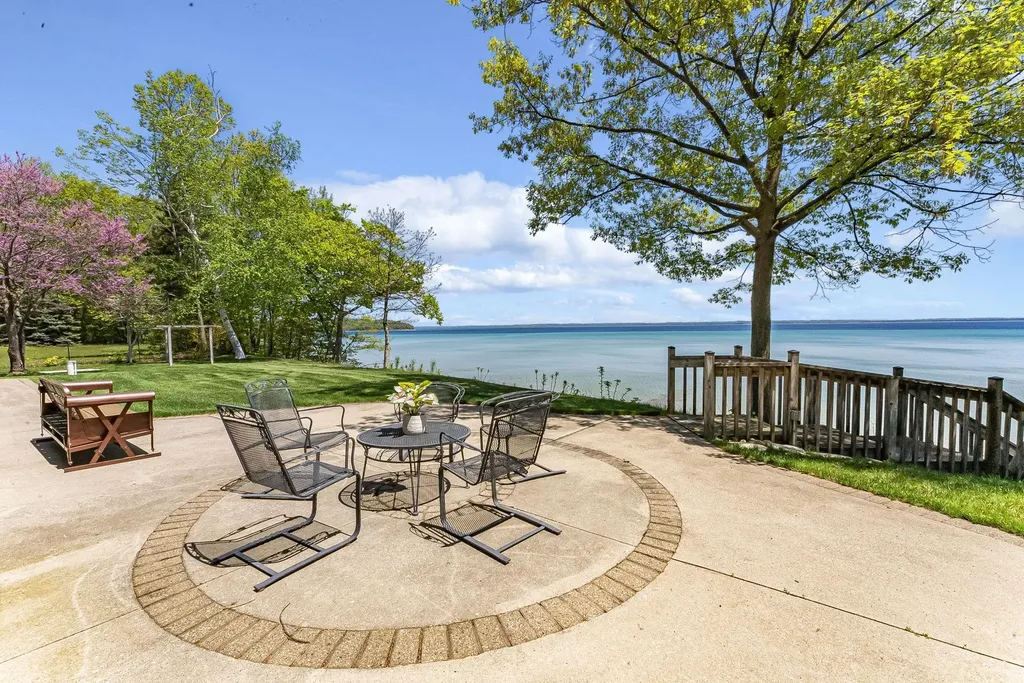17744 Smokey Hollow Road Peninsula Township MI 49686