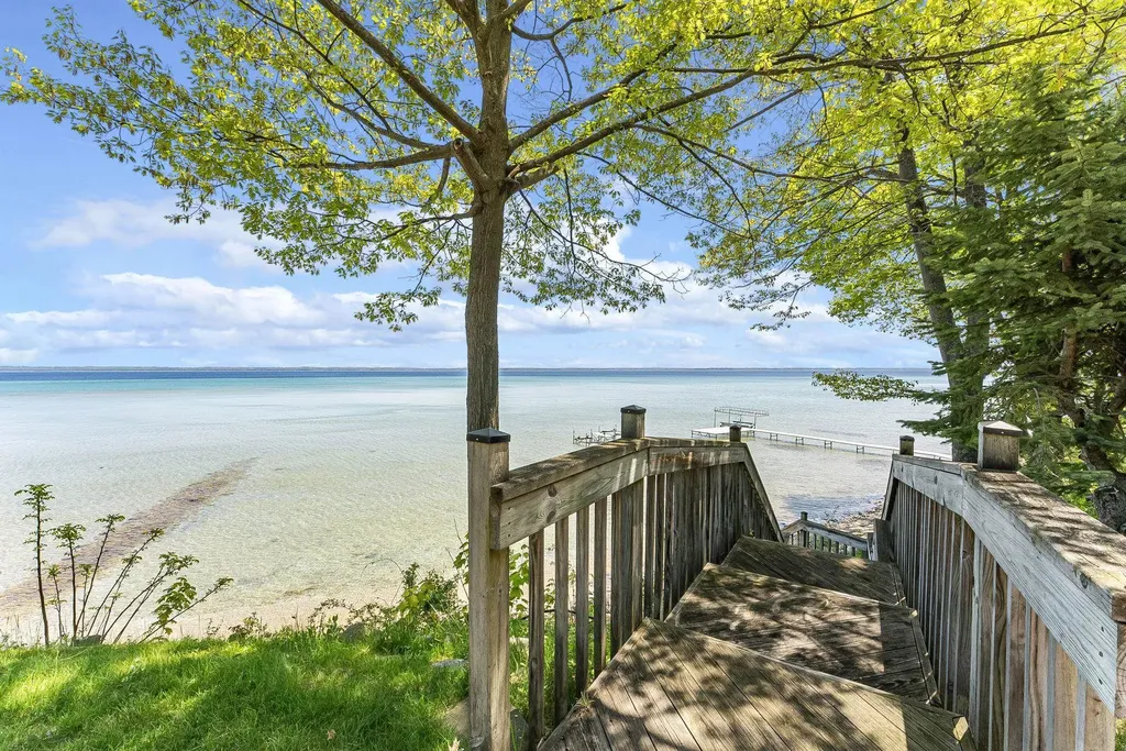 17744 Smokey Hollow Road Peninsula Township MI 49686