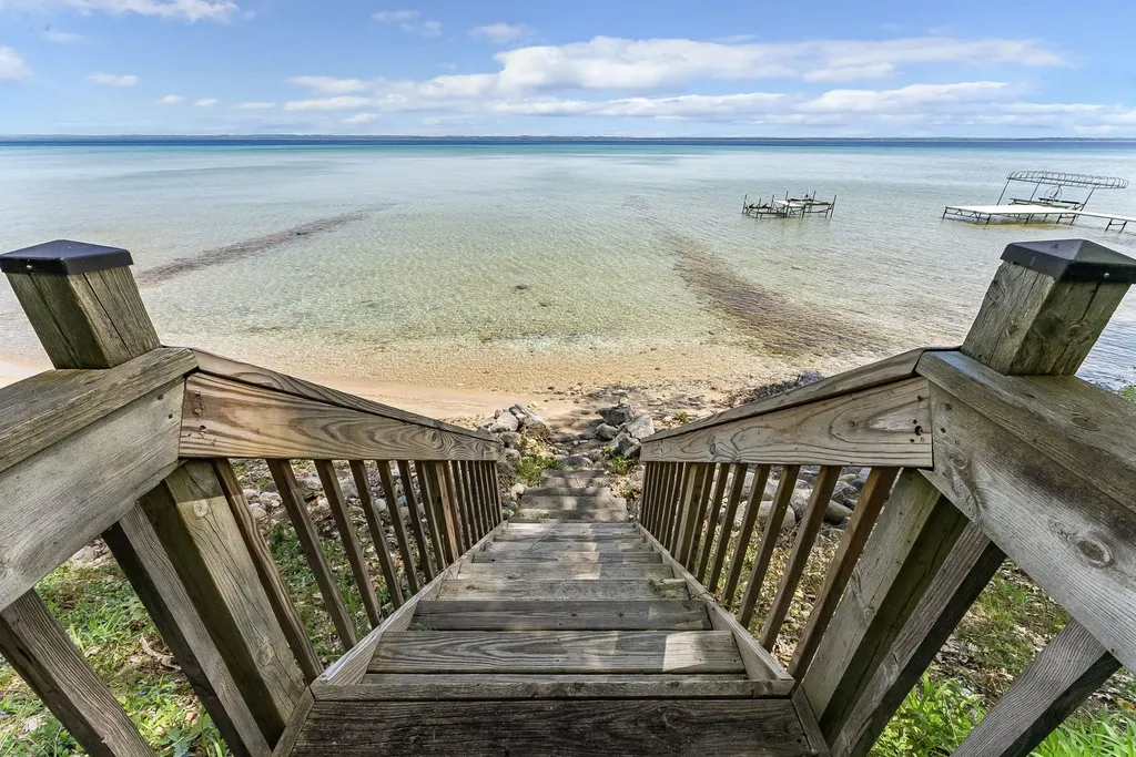 17744 Smokey Hollow Road Peninsula Township MI 49686