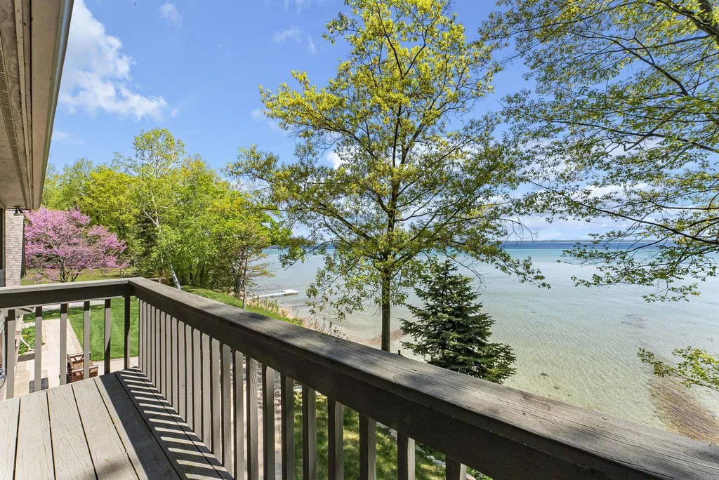 17744 Smokey Hollow Road Peninsula Township MI 49686