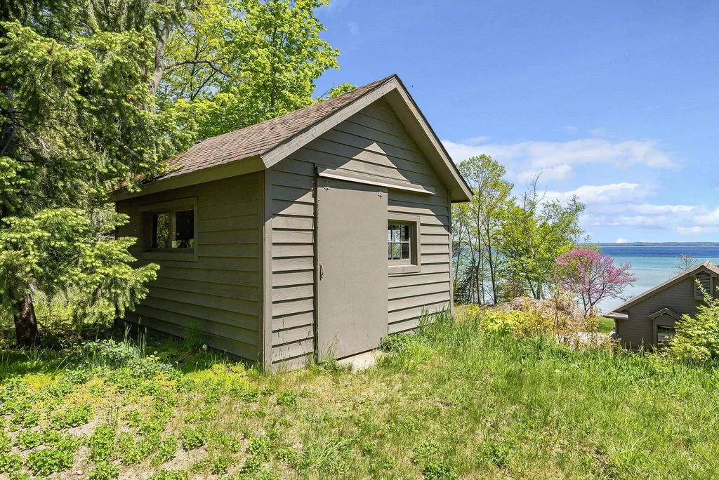 17744 Smokey Hollow Road Peninsula Township MI 49686