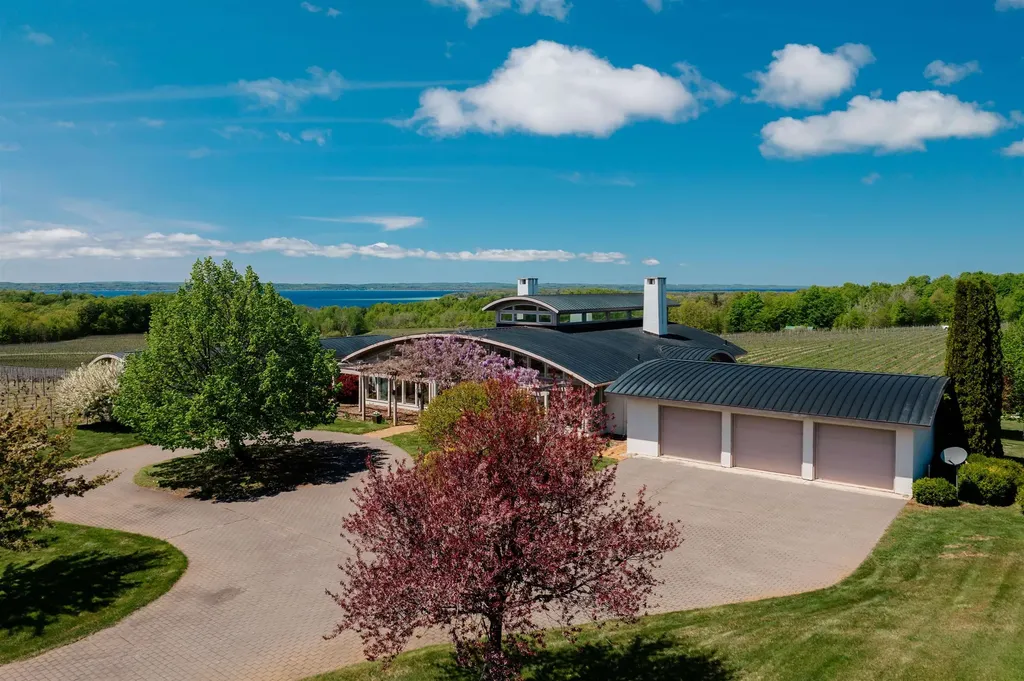 2721 Nelson Road Peninsula Township MI 49686