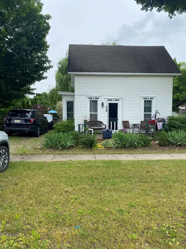 209 N Pine Street Lake City City MI 49651