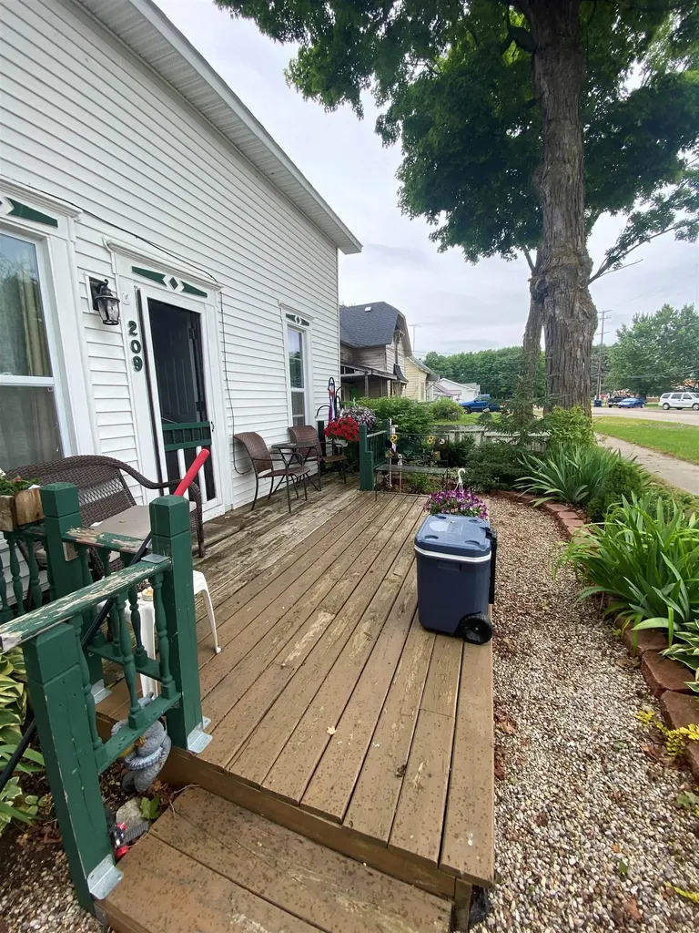 209 N Pine Street Lake City City MI 49651
