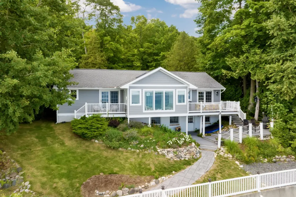705 S Nanagosa Trail Suttons Bay Township MI 49682