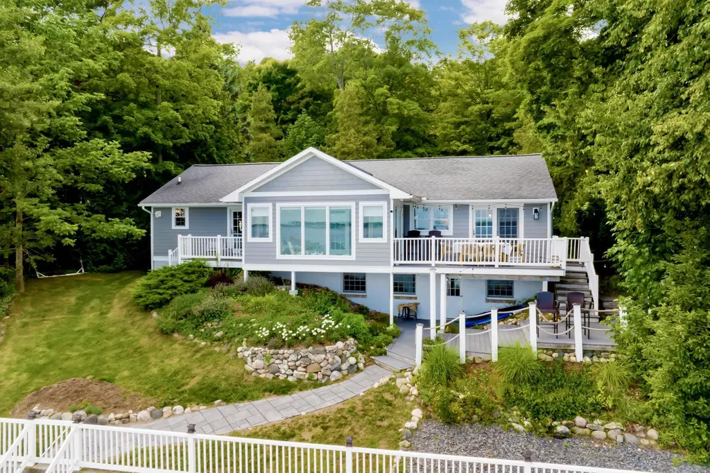 705 S Nanagosa Trail Suttons Bay Township MI 49682