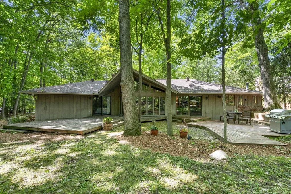 6575 Franklin Woods Peninsula Township MI 49686