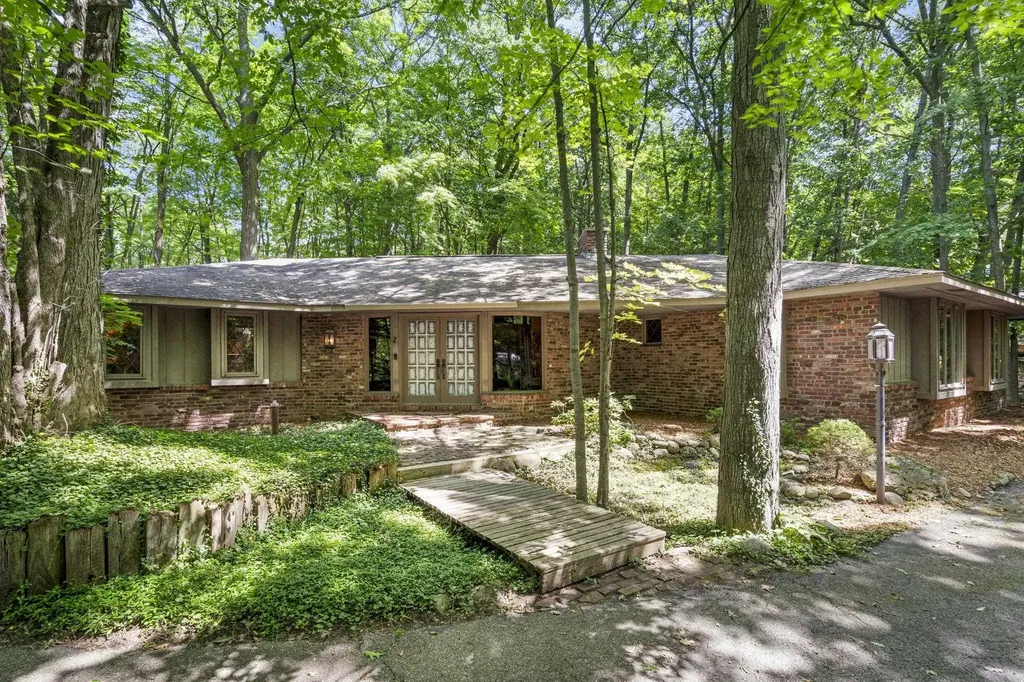 6575 Franklin Woods Peninsula Township MI 49686