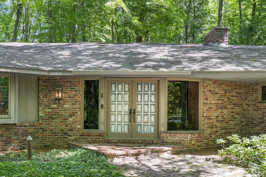 6575 Franklin Woods Peninsula Township MI 49686