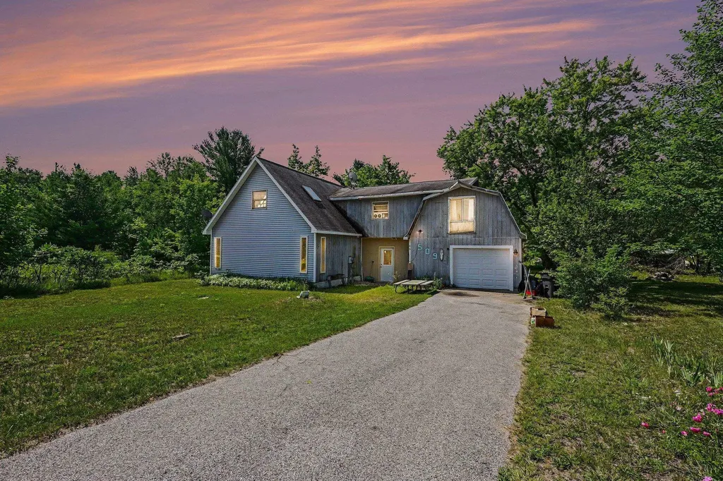 509 Gitchegumee Drive Hanover Township MI 49620