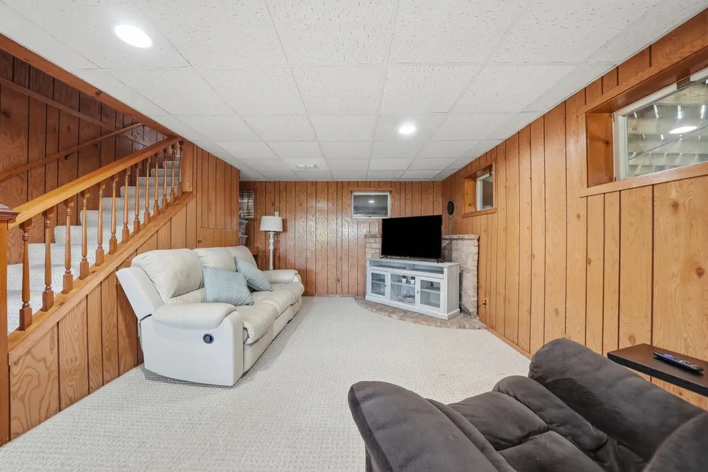 23581 210th Avenue Burdell Township MI 49688