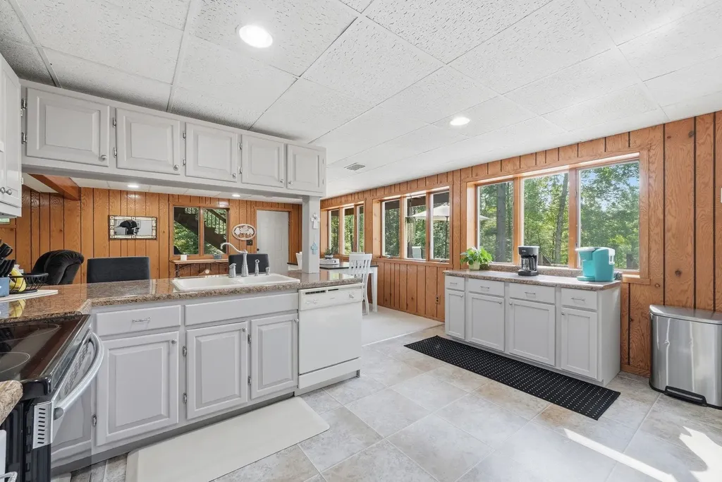 23581 210th Avenue Burdell Township MI 49688