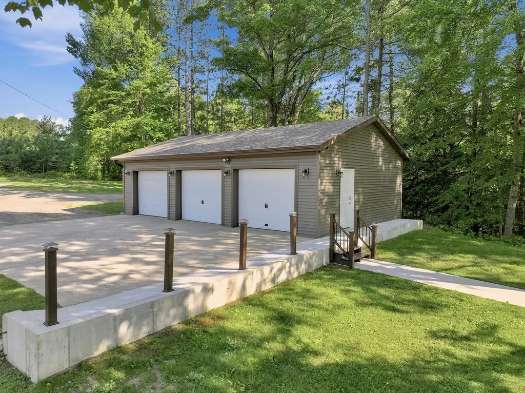 23581 210th Avenue Burdell Township MI 49688